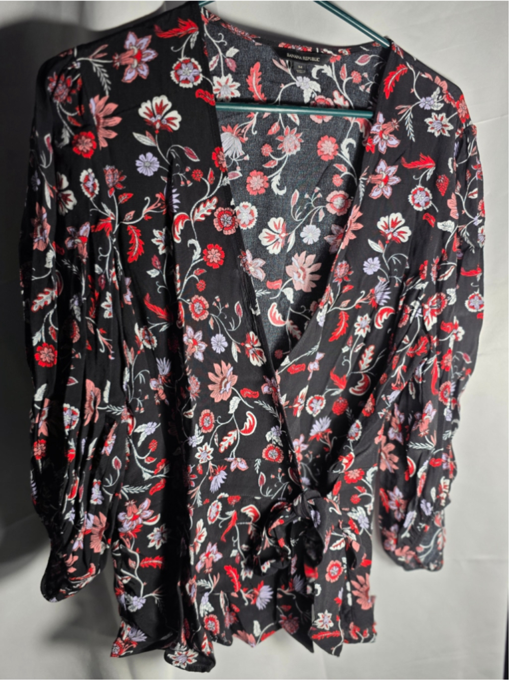 Women's Banana Republic Floral Wrap Blouse Black Red Size M boho-chic trendy